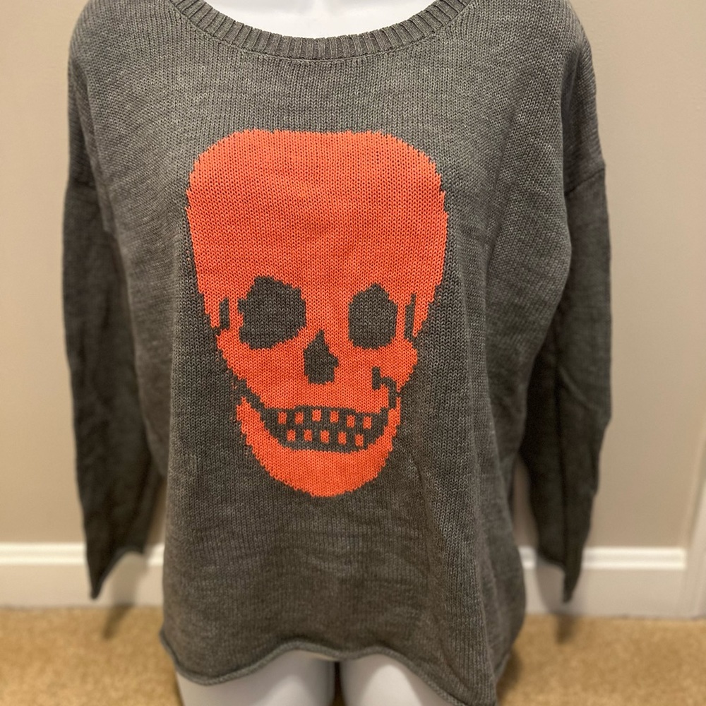 NWT Pink Pineapple Women’s Size Small lightweight grey sweater with coral skull